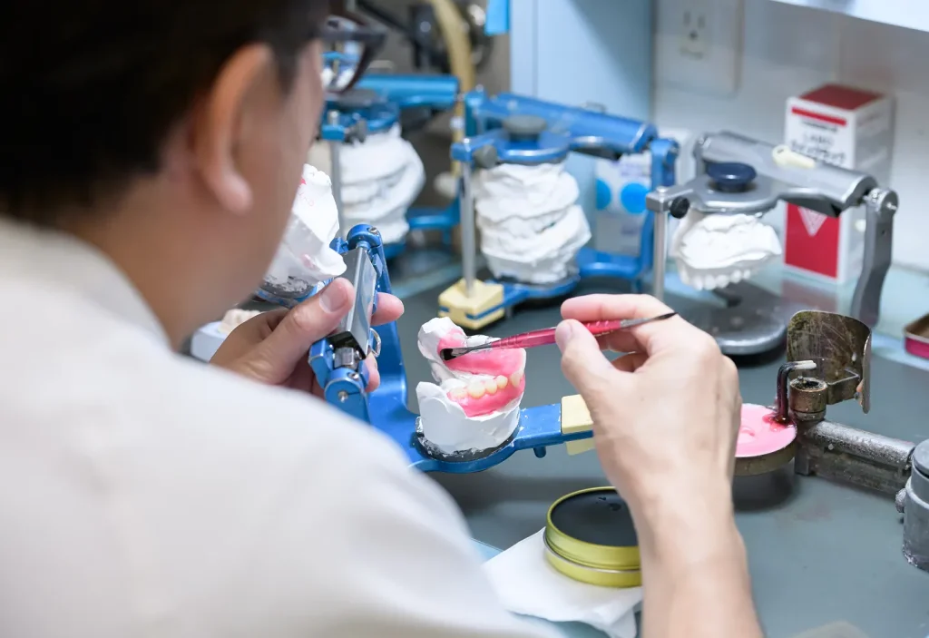 噛みやすく痛みにくいノンクラスプデンチャーと金属床